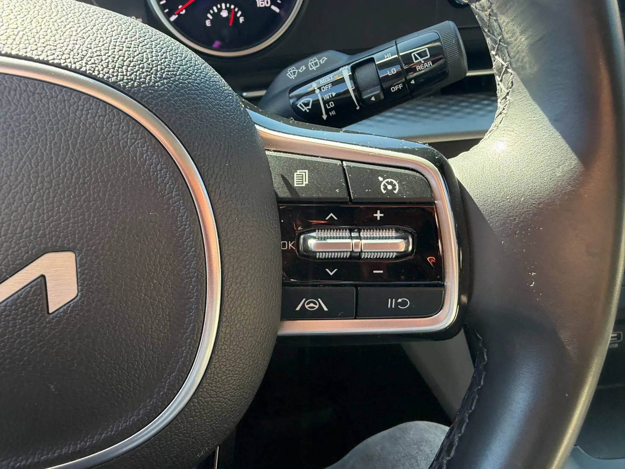Used 2023 Kia Carnival LX FWD image 14