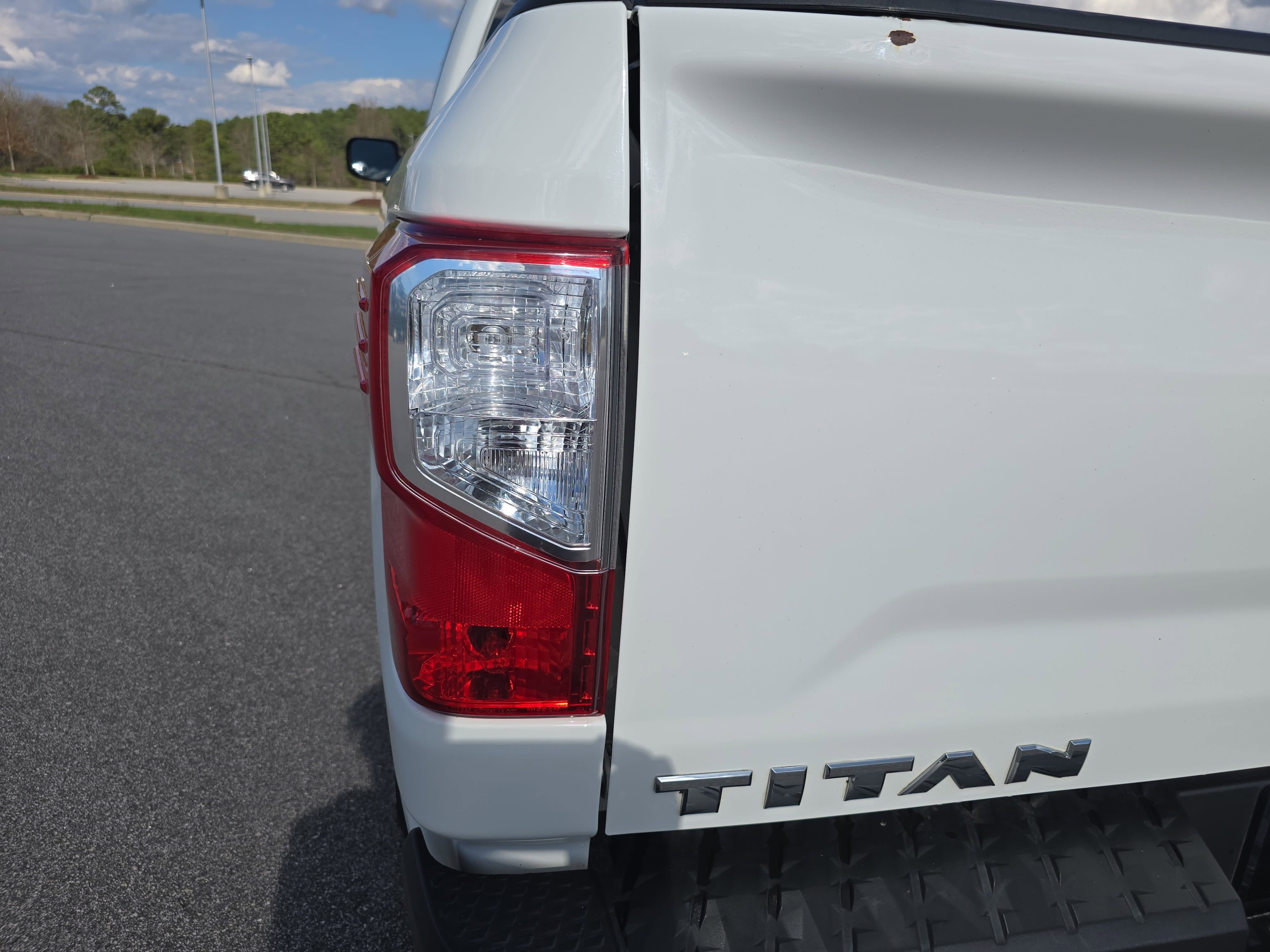 Used 2022 Nissan Titan SV image 33