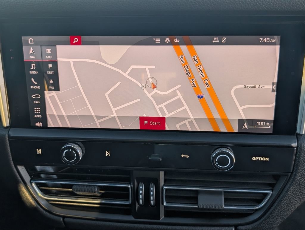 Certified 2022 Porsche Macan image 14