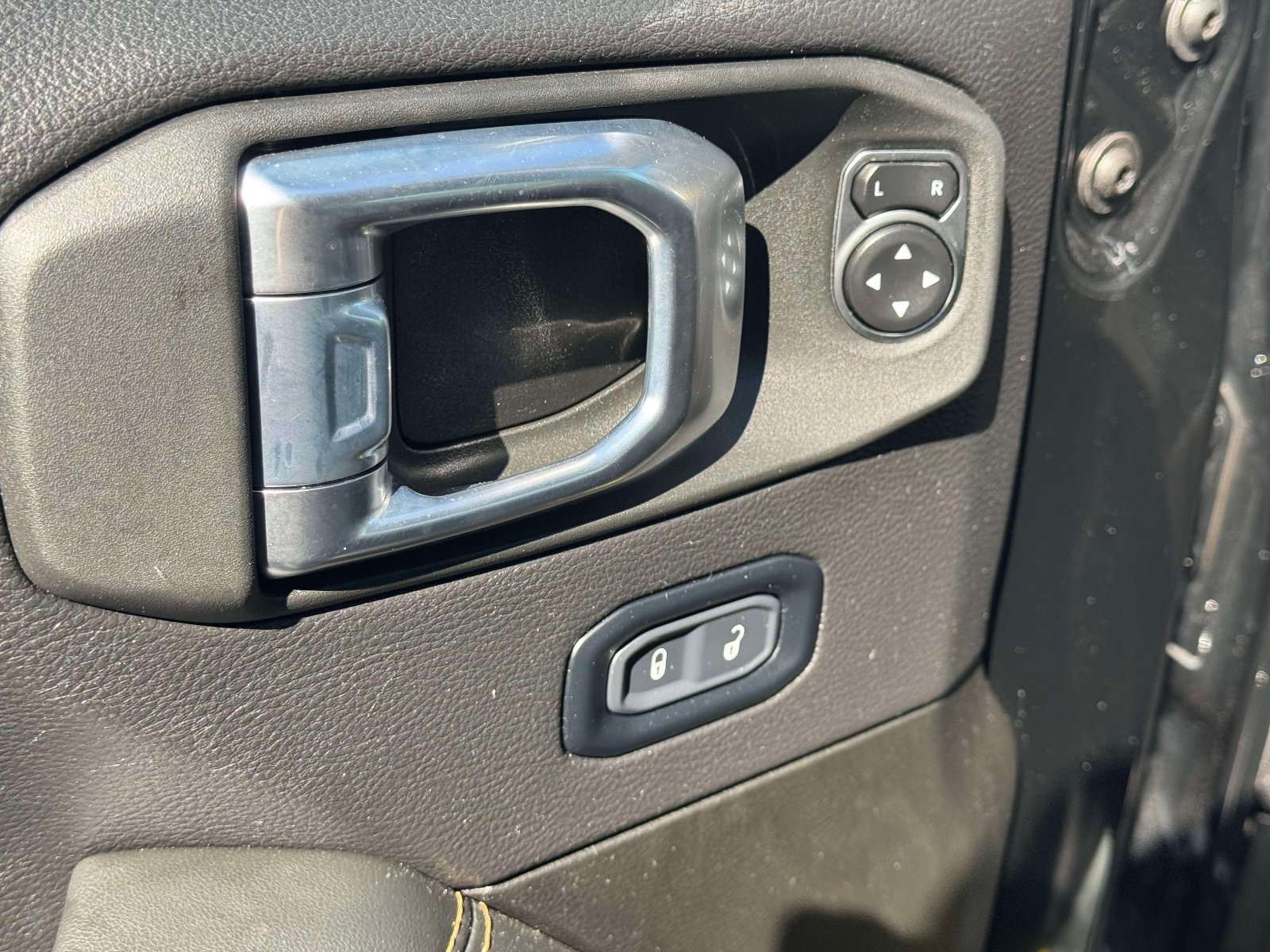 Used 2024 Jeep Wrangler Unlimited Sahara AWD/4WD image 17