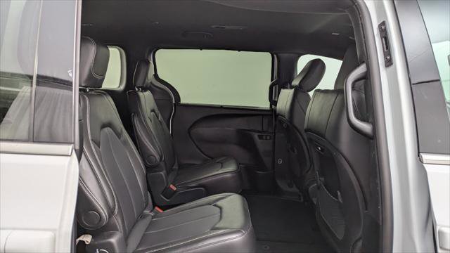 Used 2026 Chrysler Pacifica Select image 21