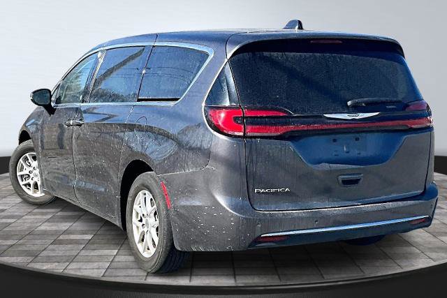 Used 2023 Chrysler Pacifica Touring-L image 2