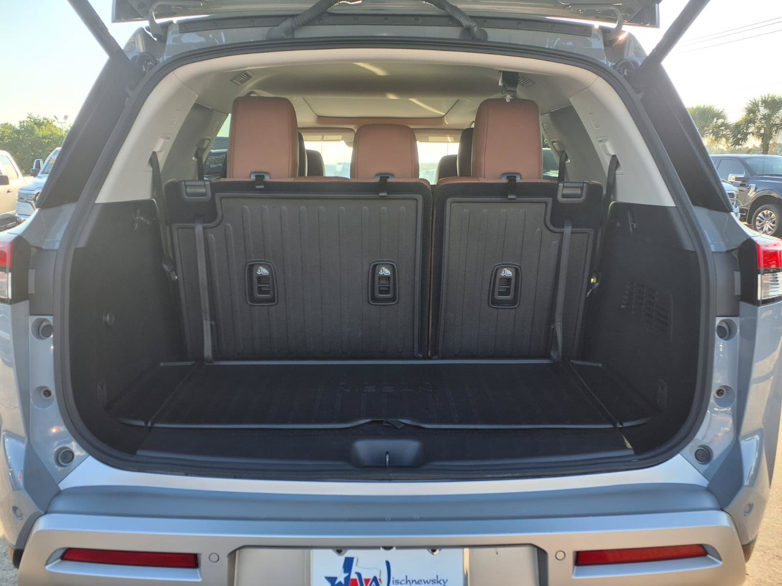 Used 2025 Nissan Pathfinder Platinum w/ Cargo Package FWD image 7