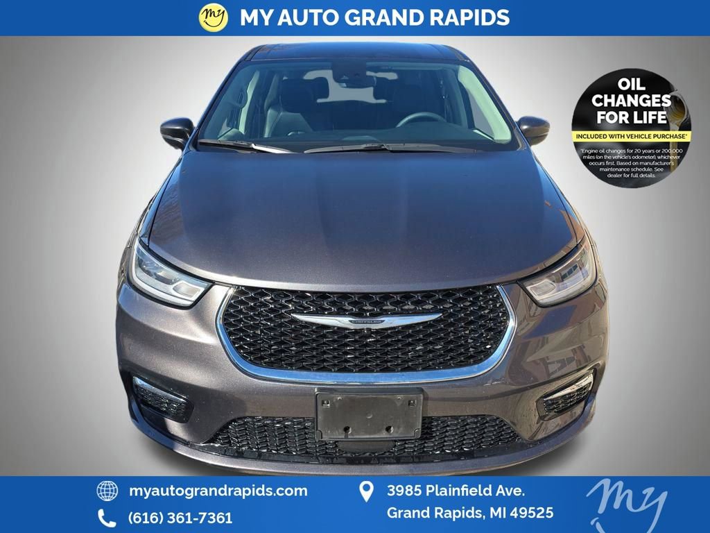 Used 2023 Chrysler Pacifica Touring-L image 2