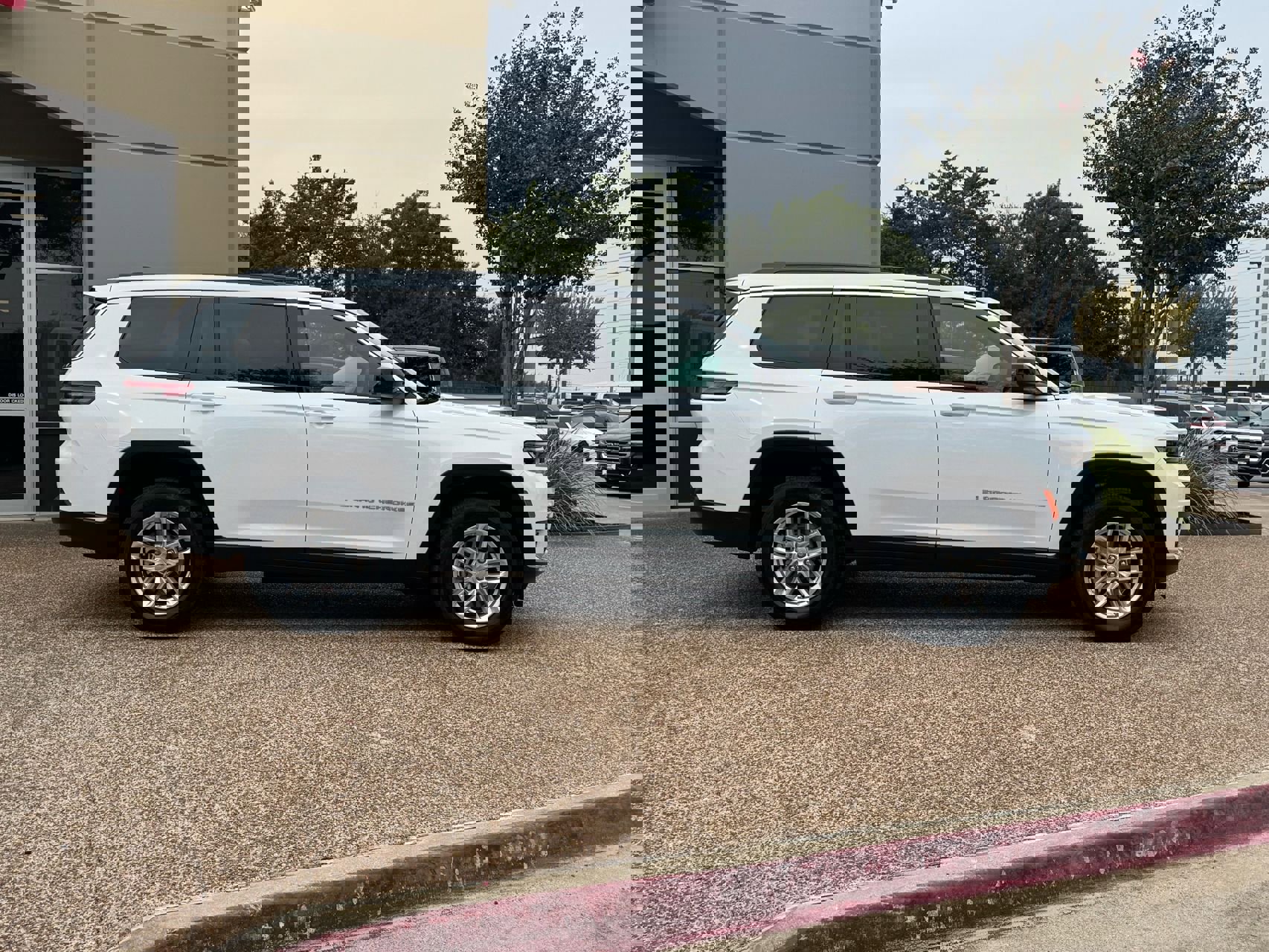 Used 2025 Jeep Grand Cherokee L Laredo w/ Luxury Tech Group I image 7