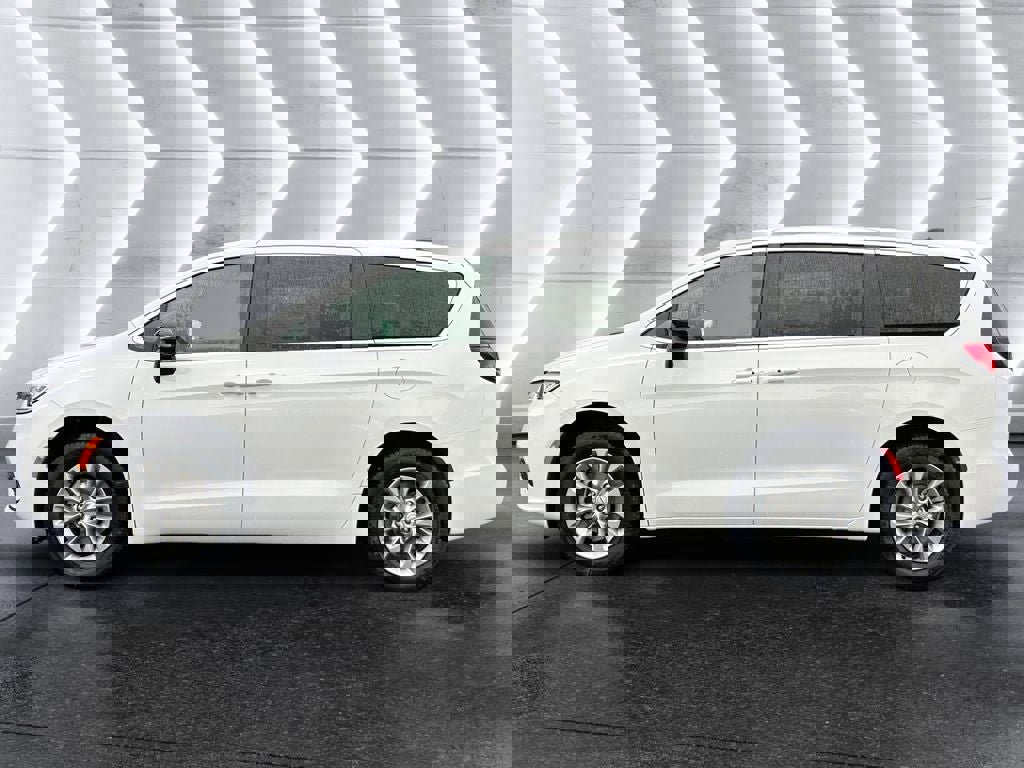 New 2026 Chrysler Pacifica Select image 3