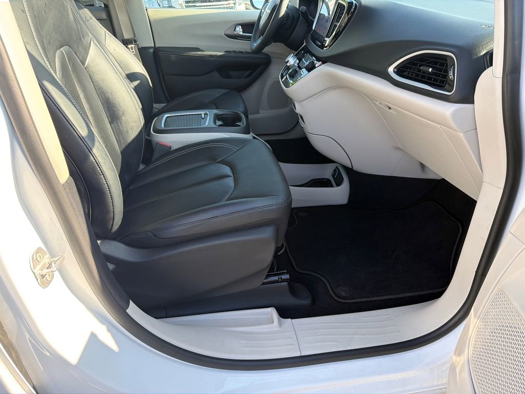Used 2024 Chrysler Pacifica Touring-L FWD image 13