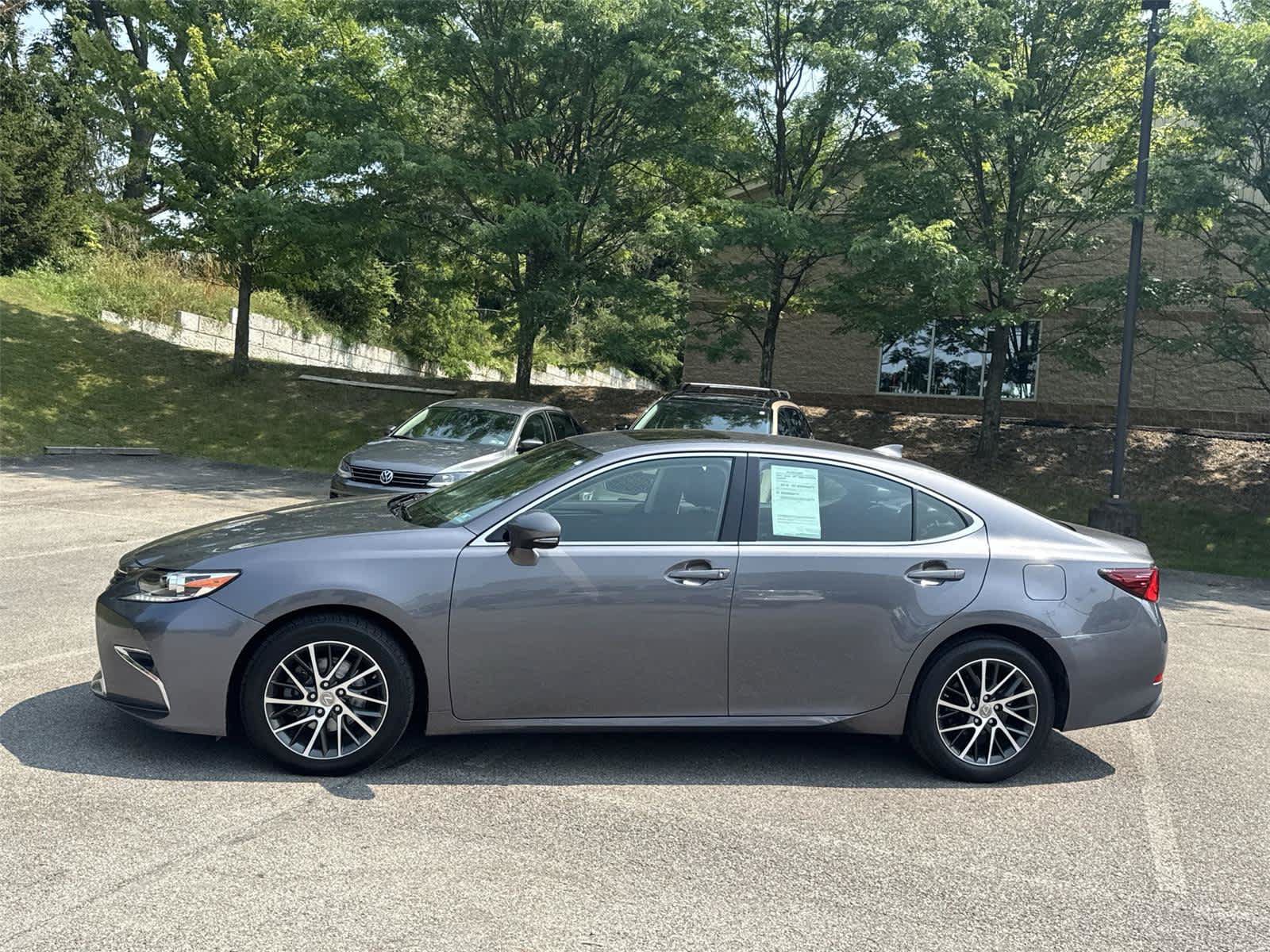 Used 2017 Lexus ES 350 w/ Premium Package FWD image 2