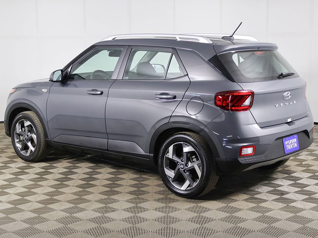 Certified 2024 Hyundai Venue SEL FWD image 8