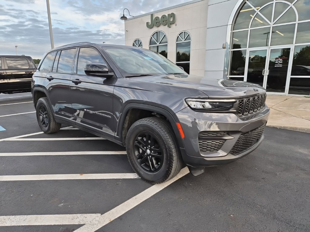 Used 2024 Jeep Grand Cherokee Laredo AWD/4WD image 6