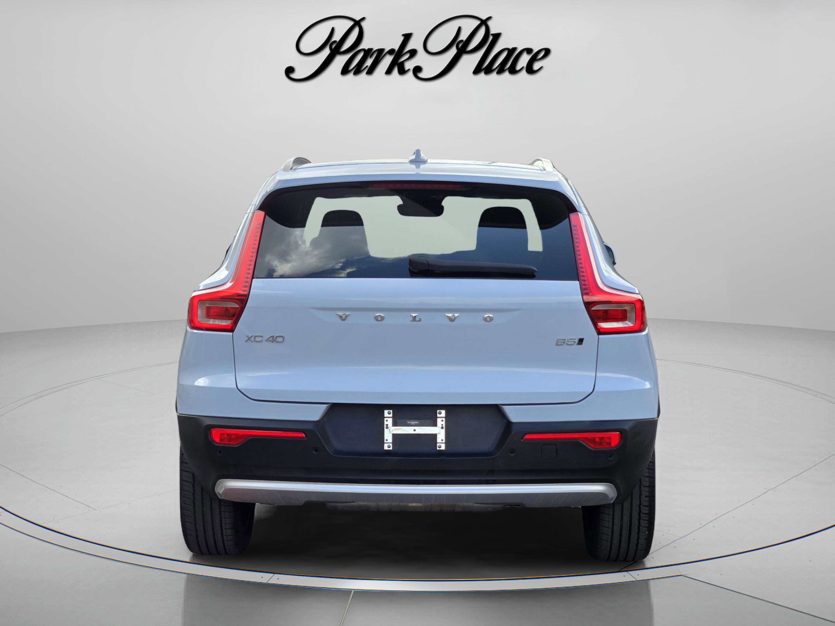 Used 2025 Volvo XC40 B5 Plus image 4