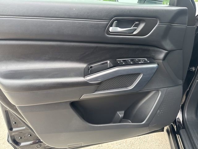 Used 2024 Nissan Pathfinder SL FWD image 17