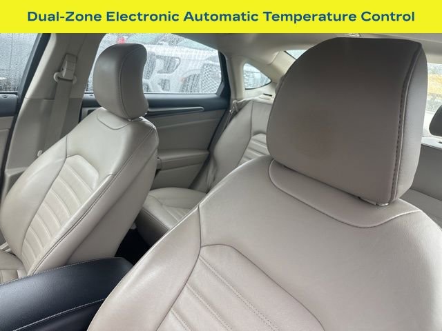 Used 2017 Ford Fusion SE w/ Fusion SE Technology Package image 6