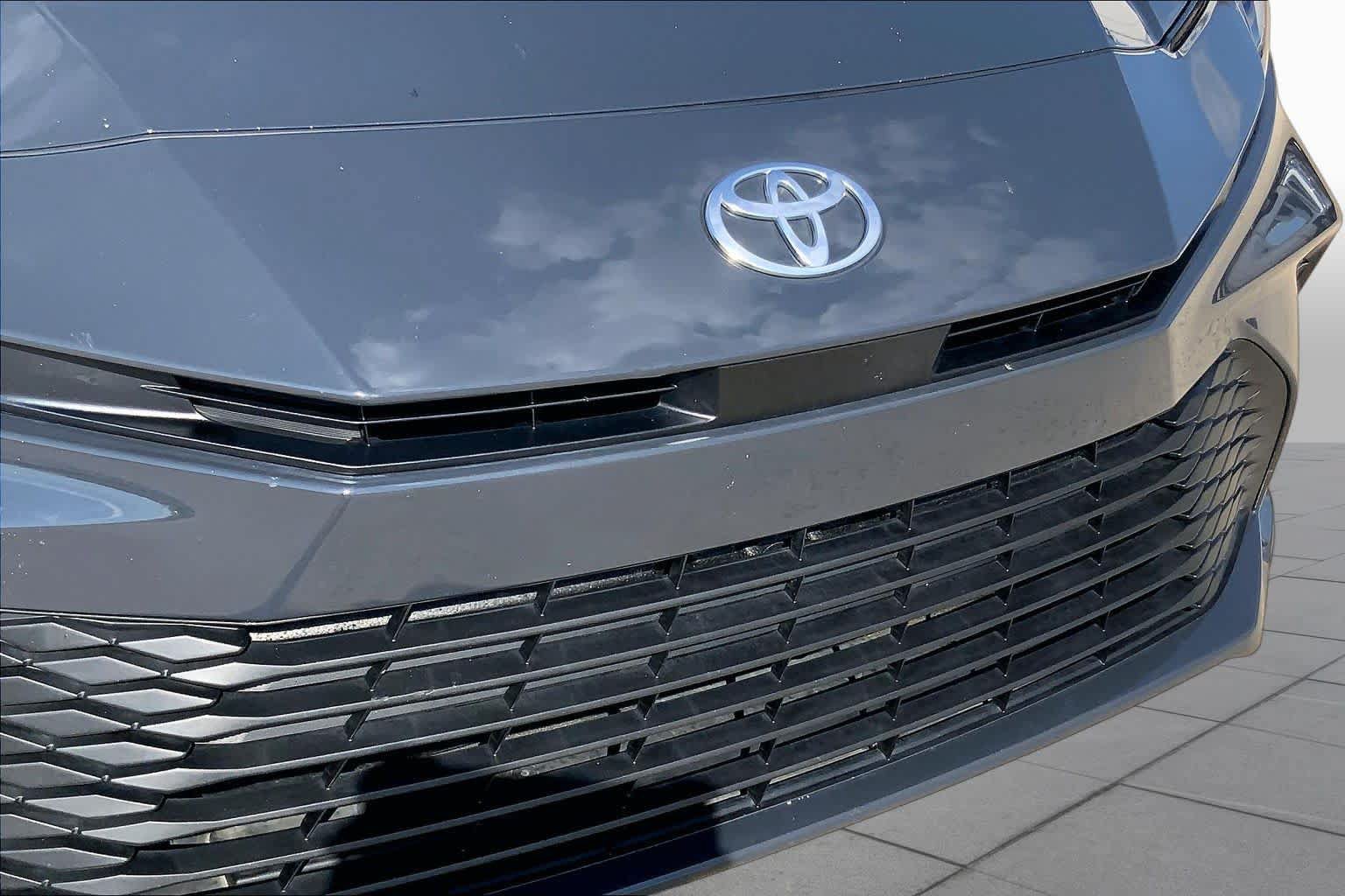 Used 2025 Toyota Camry LE FWD image 30