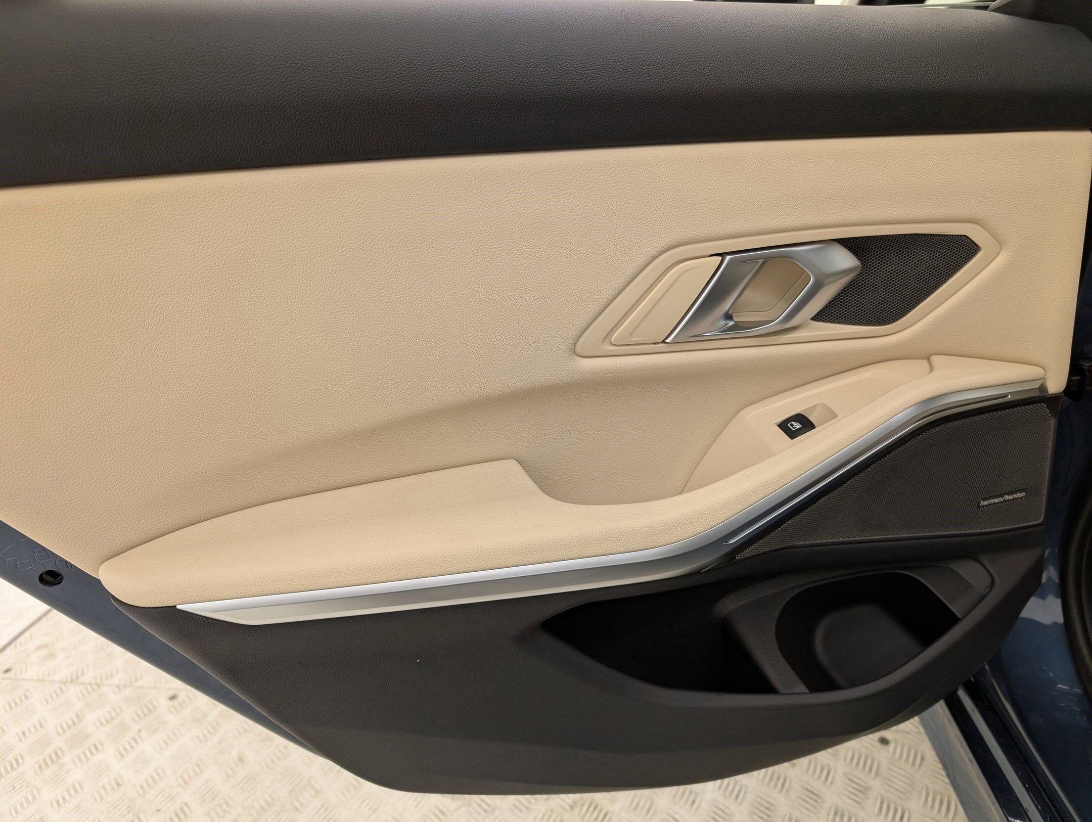 Used 2025 BMW 330i Sedan w/ Premium Package image 23