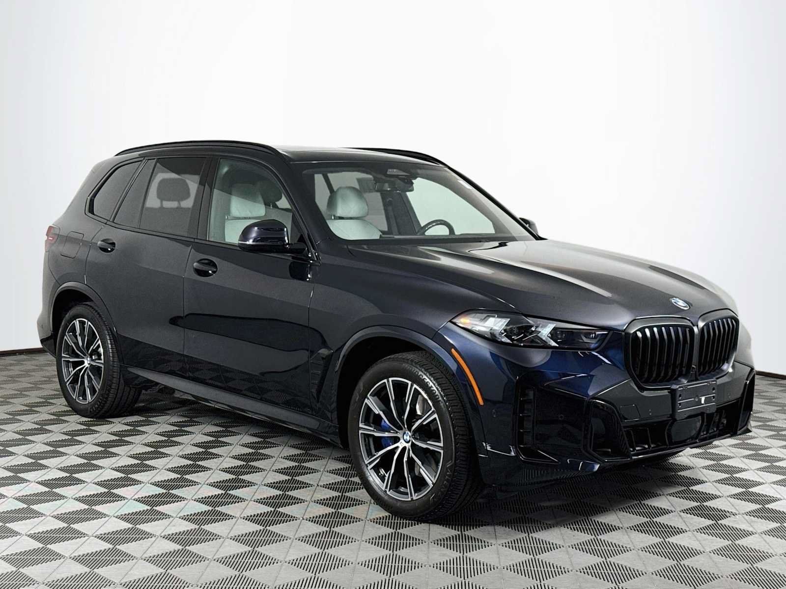 Used 2024 BMW X5 xDrive40i w/ M Sport Package AWD/4WD image 3
