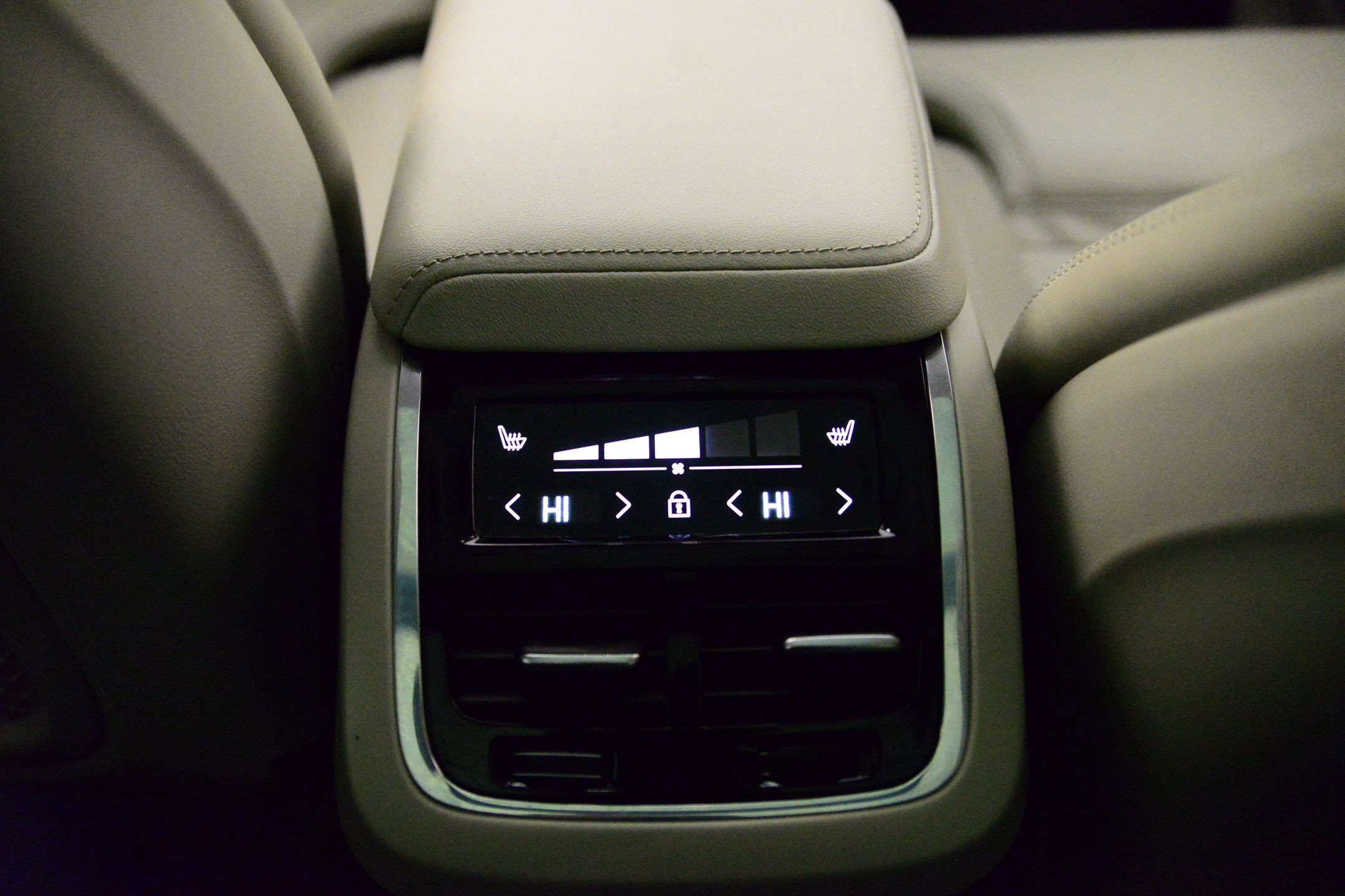 Used 2023 Volvo XC60 B5 Ultimate w/ Climate Package image 23