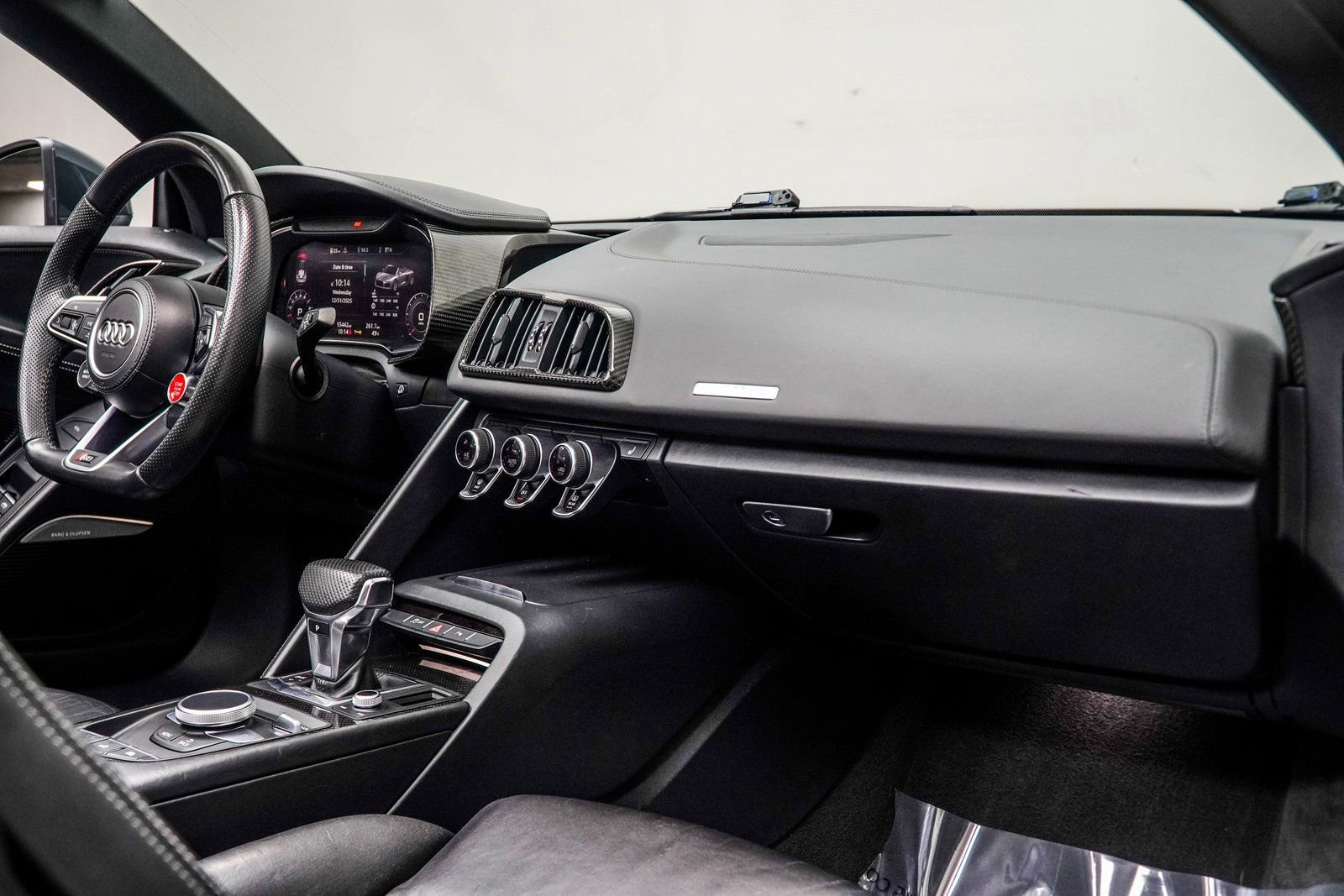 Used 2017 Audi R8 V10 w/ Carbon Exterior Package AWD/4WD image 27
