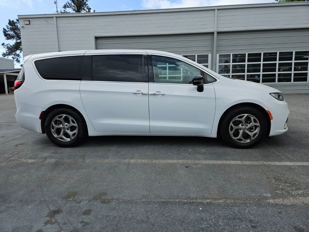 Used 2024 Chrysler Pacifica Limited image 6