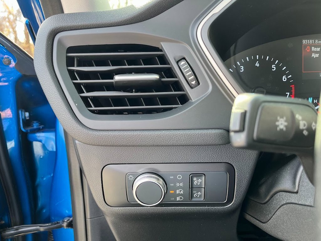 Used 2021 Ford Escape SE w/ SE Sport Appearance Package image 9