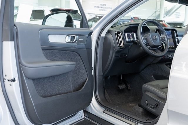 New 2025 Volvo XC40 B5 Plus image 4