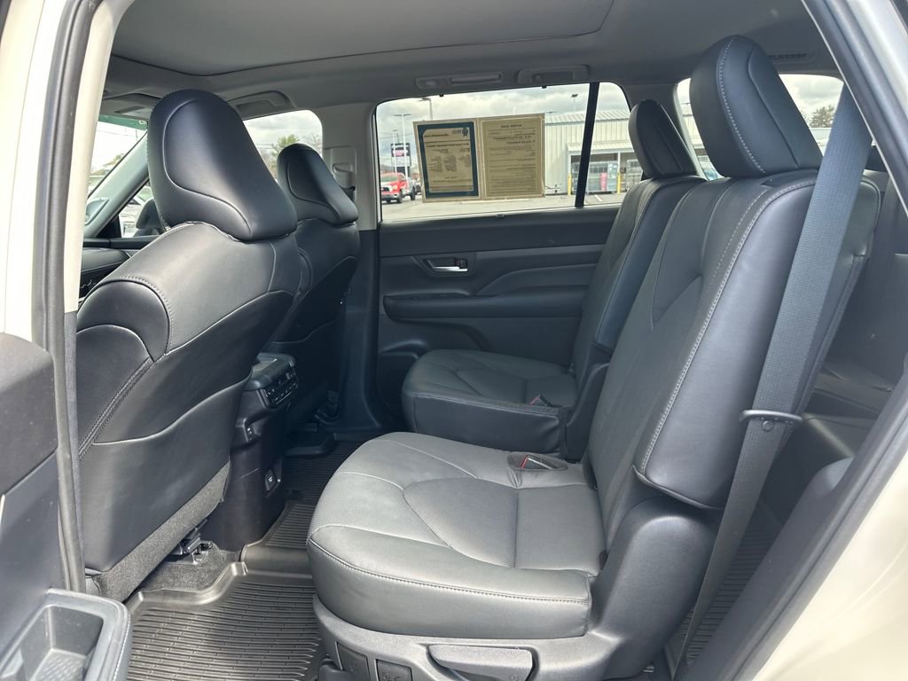 Used 2024 Toyota Grand Highlander Platinum image 16