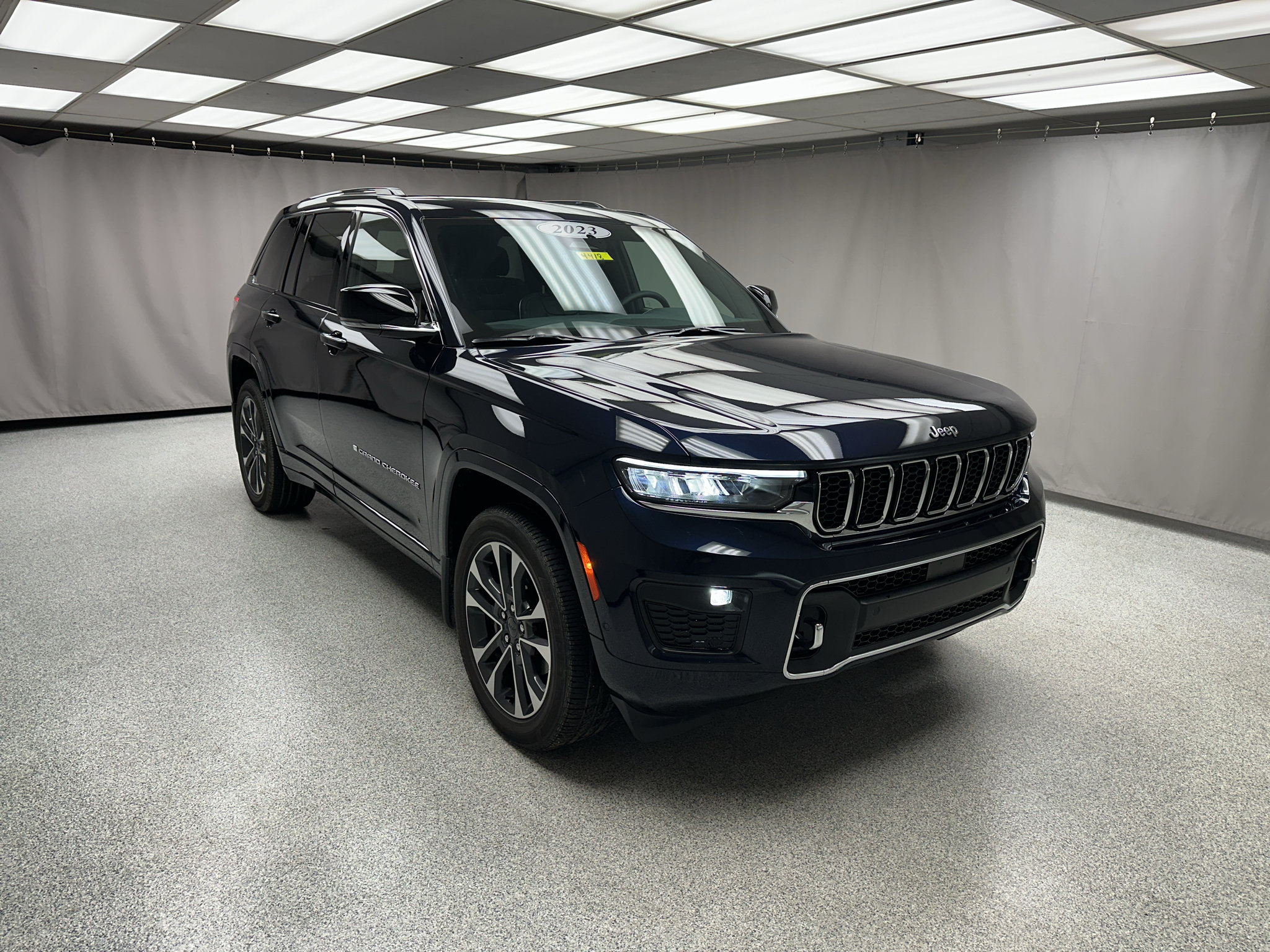 Used 2023 Jeep Grand Cherokee Overland w/ Luxury Tech Group IV AWD/4WD image 23