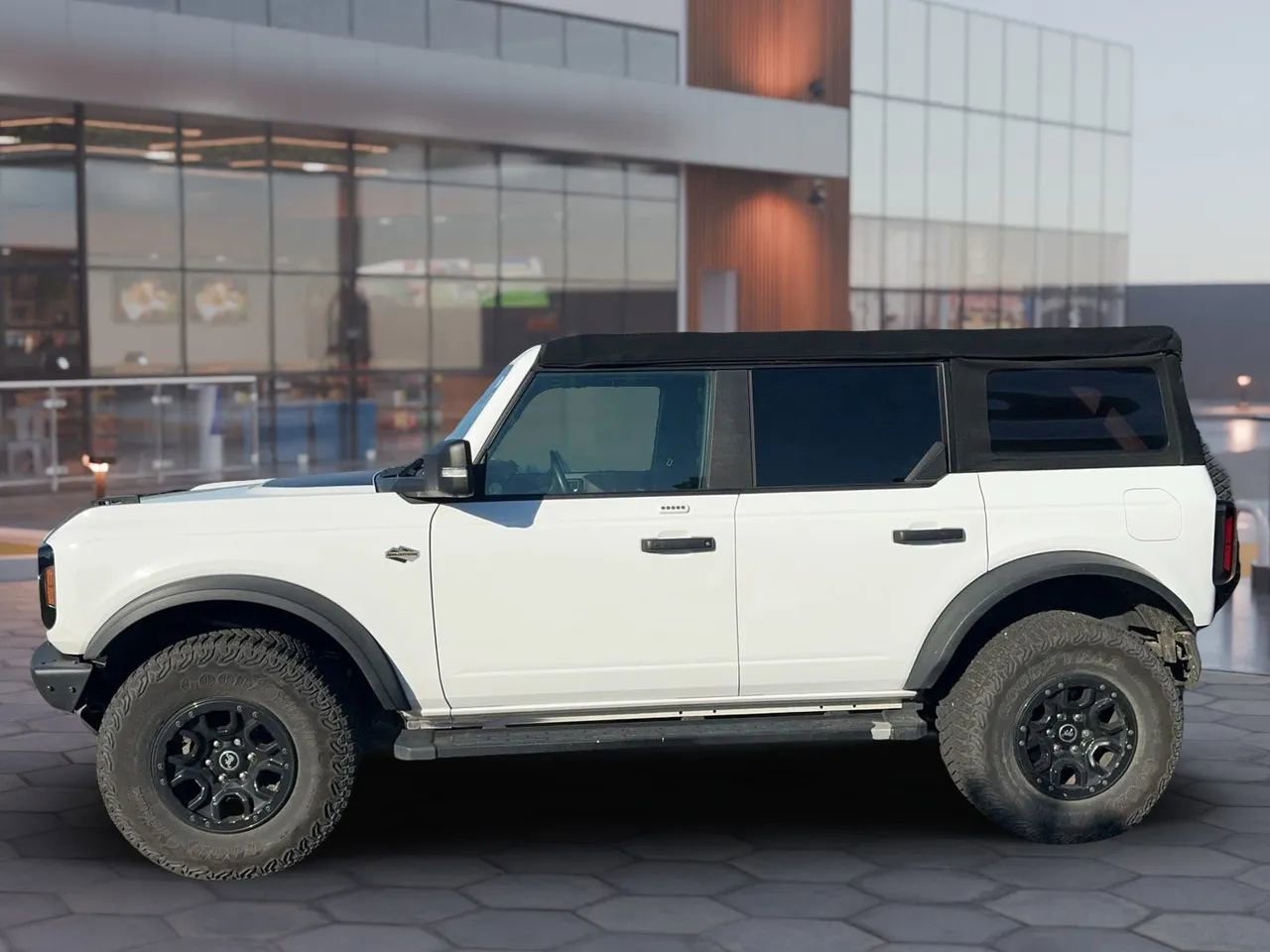 Used 2022 Ford Bronco Wildtrak image 2