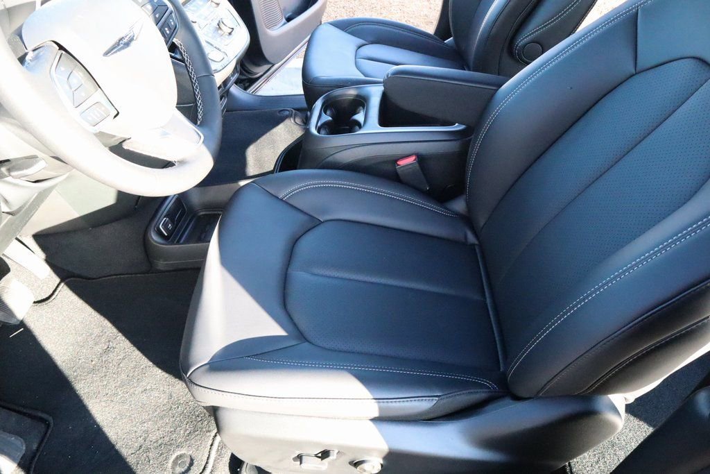 New 2026 Chrysler Pacifica Select image 11