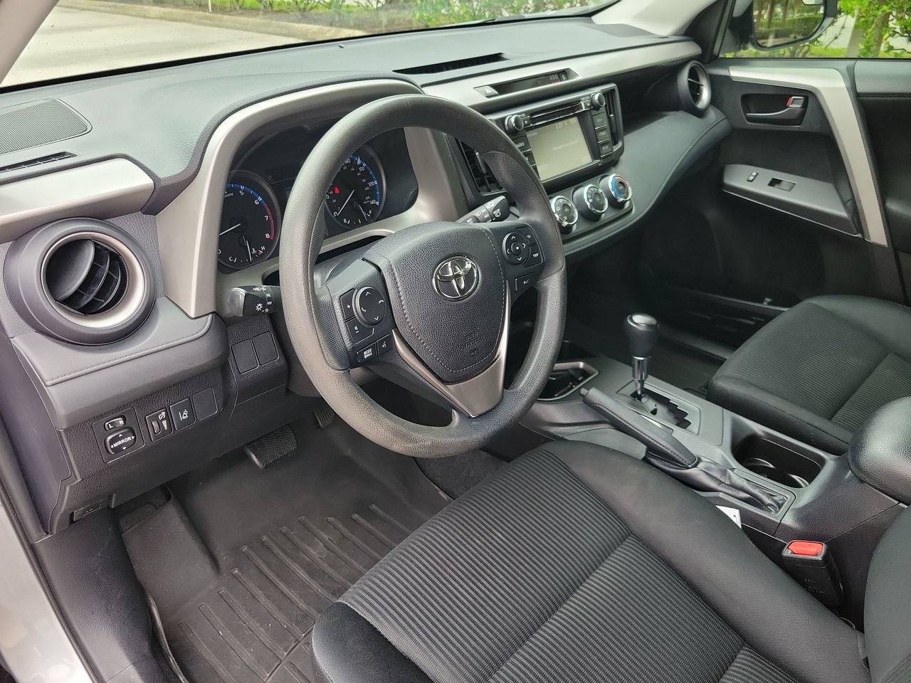 Used 2017 Toyota RAV4 LE FWD image 15
