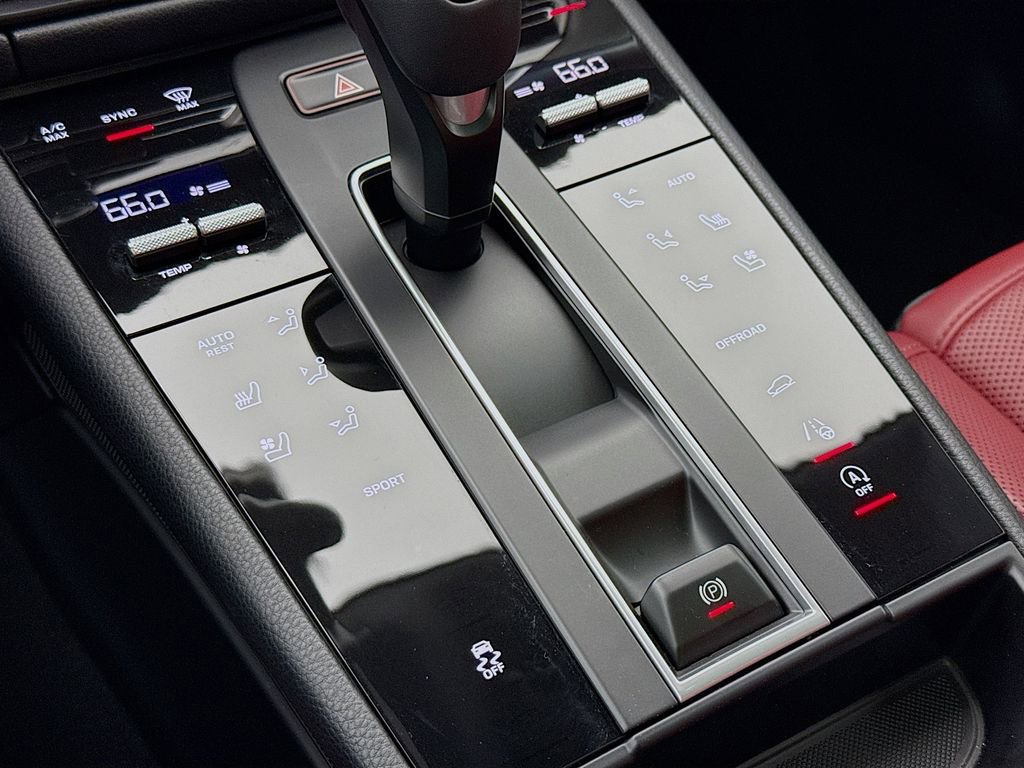 Certified 2025 Porsche Macan image 23