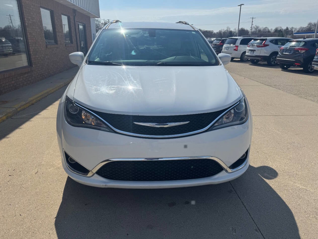 Used 2017 Chrysler Pacifica Touring-L Plus w/ Tire & Wheel Group image 2