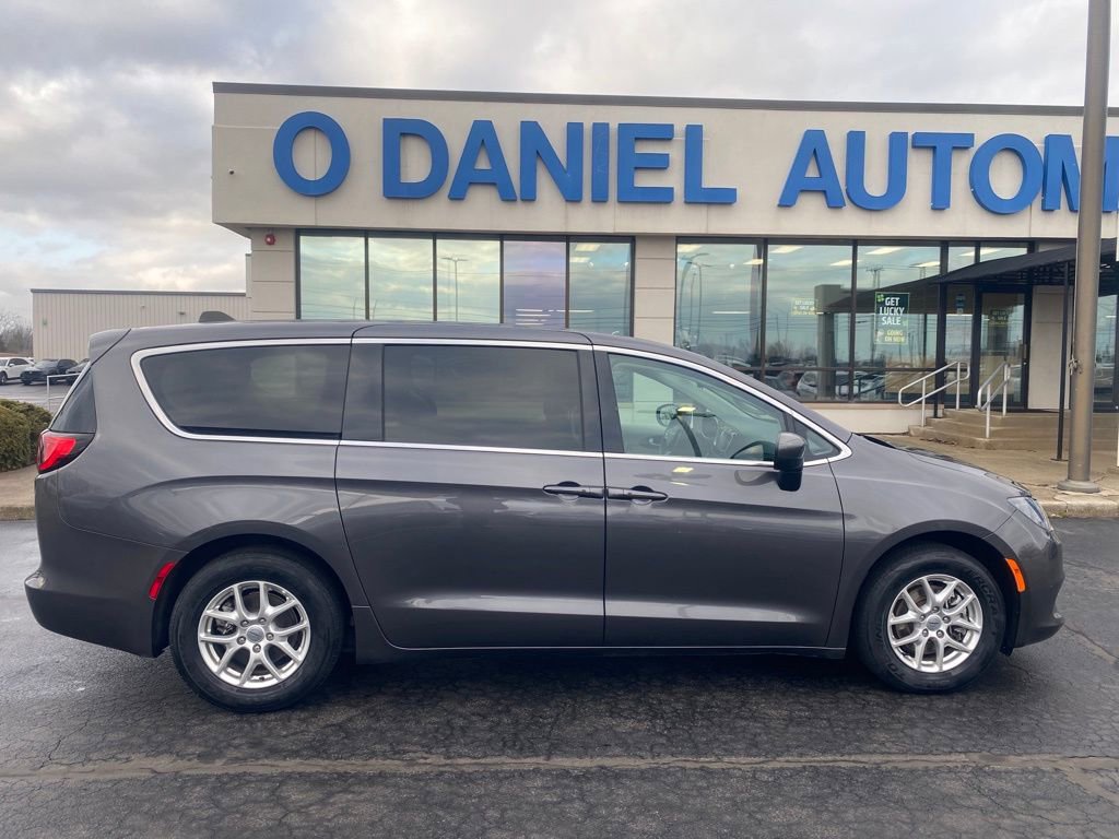Used 2023 Chrysler Voyager LX image 2