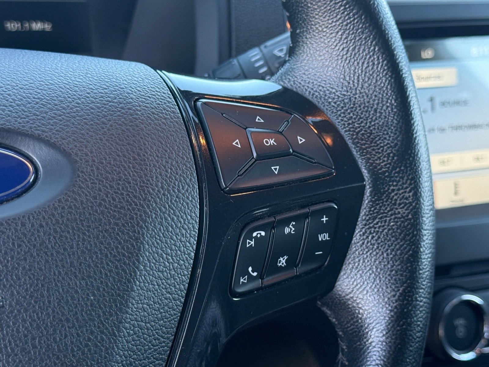Used 2018 Ford Explorer XLT w/ Equipment Group 201A FWD image 14