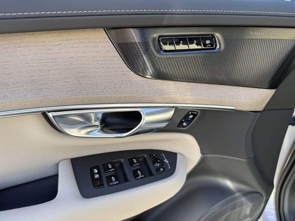 New 2026 Volvo XC90 B6 Plus w/ Protection Package Premier image 17