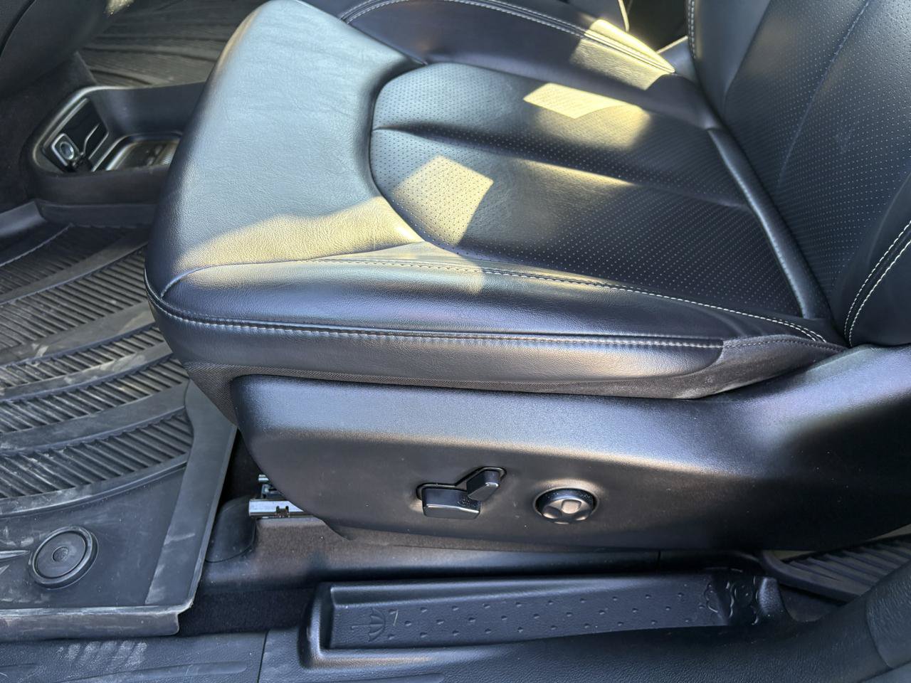 Used 2023 Chrysler Pacifica Touring-L w/ S Appearance Package FWD image 18