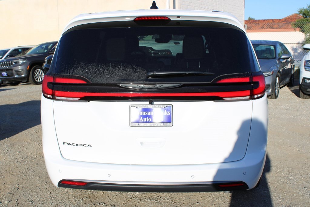 New 2026 Chrysler Pacifica Select image 5