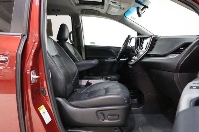 Used 2017 Toyota Sienna SE w/ SE Preferred Package FWD image 33