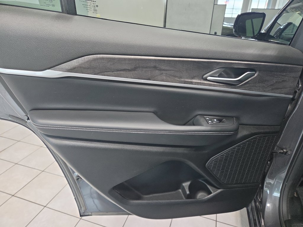 Used 2023 Jeep Grand Cherokee L Limited AWD/4WD image 23