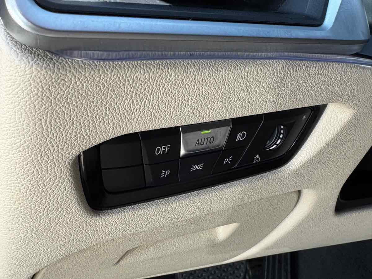 Used 2020 BMW 330i Sedan w/ Premium Package RWD image 27
