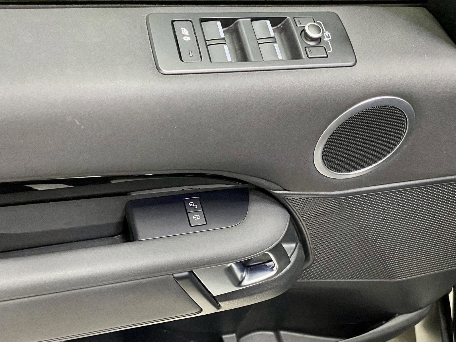 Used 2019 Land Rover Discovery SE AWD/4WD image 12