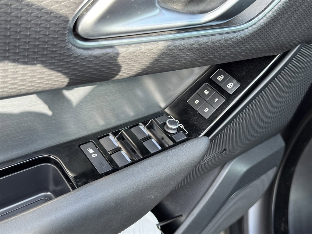 Used 2022 Land Rover Range Rover Velar R-Dynamic S image 11