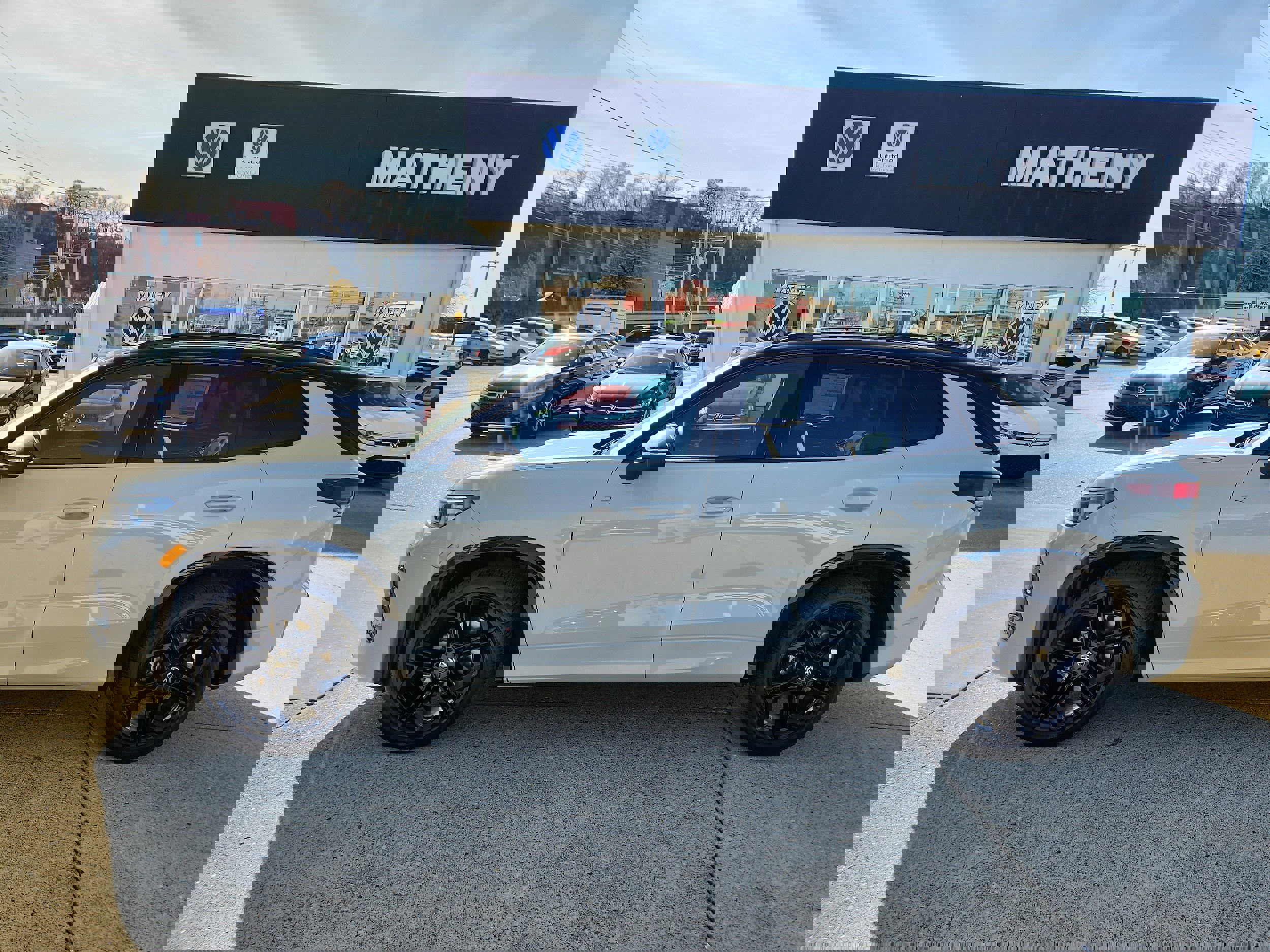 New 2026 Volkswagen Tiguan SE R-Line image 2