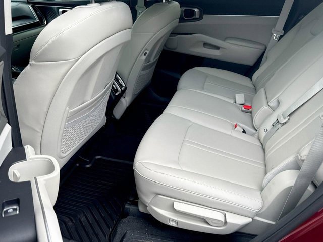 Used 2025 Kia Sorento S image 11