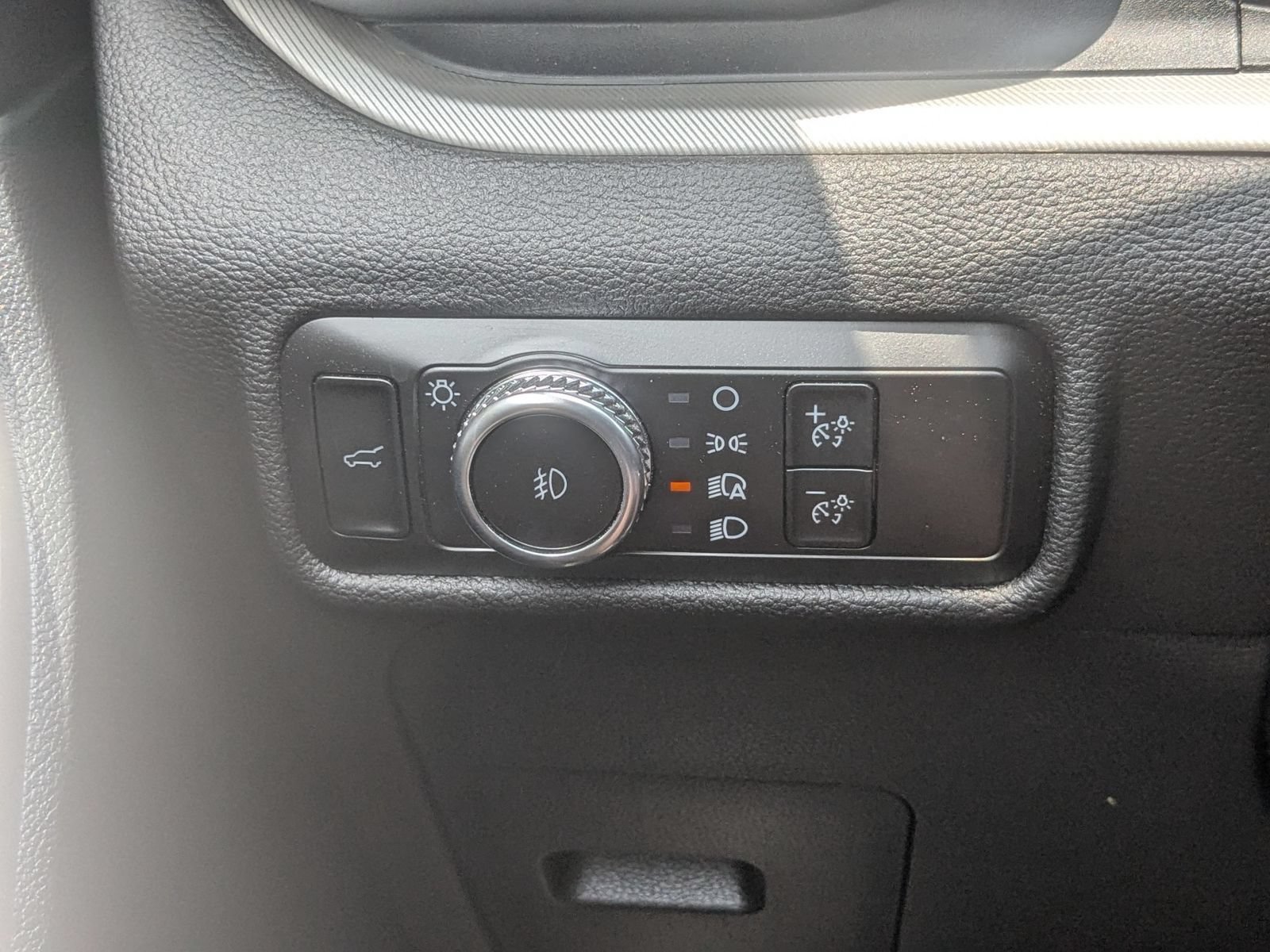 Used 2023 Ford Explorer XLT w/ Equipment Group 202A AWD/4WD image 16