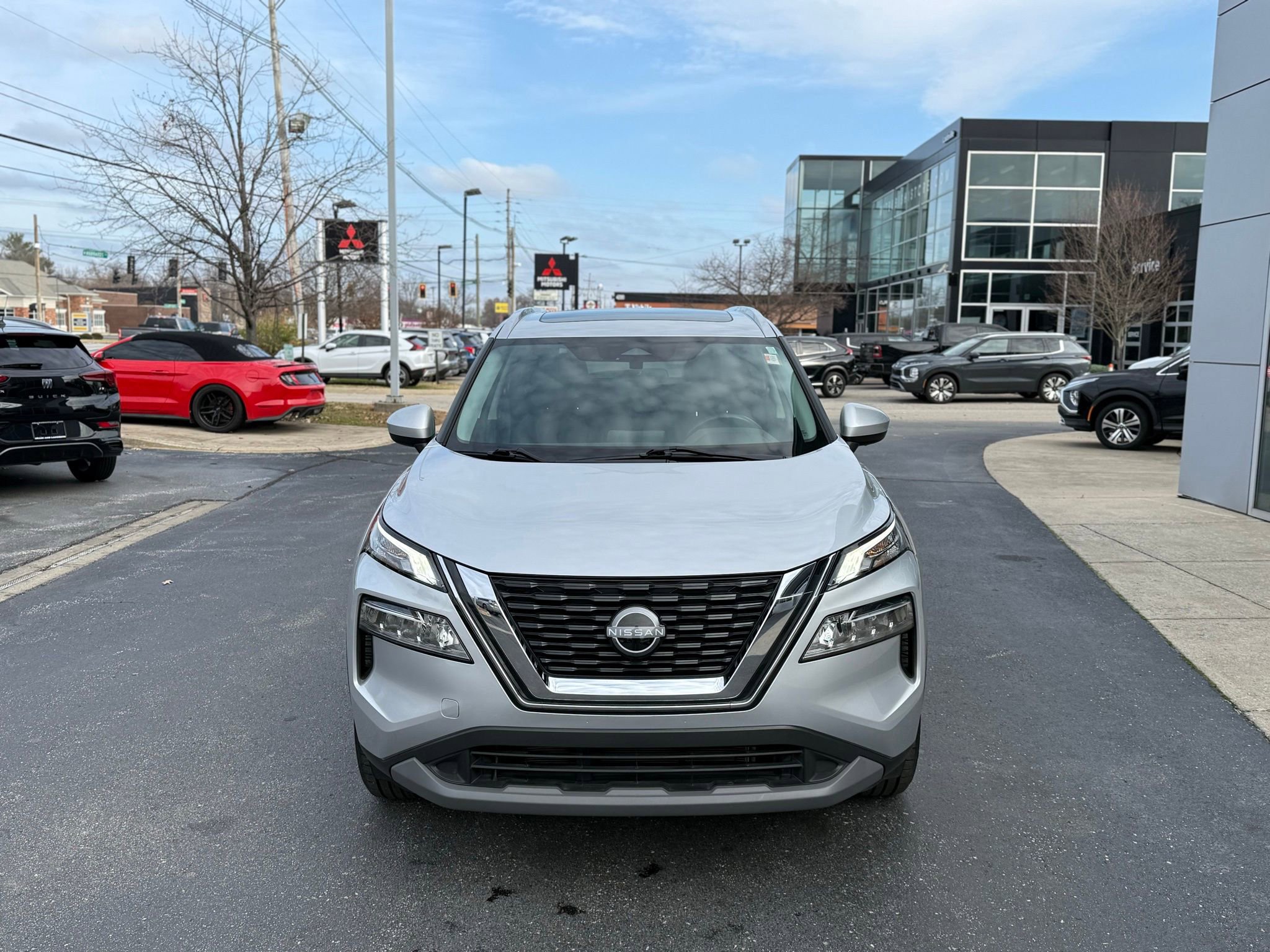 Used 2023 Nissan Rogue SV w/ SV Premium B Package image 6