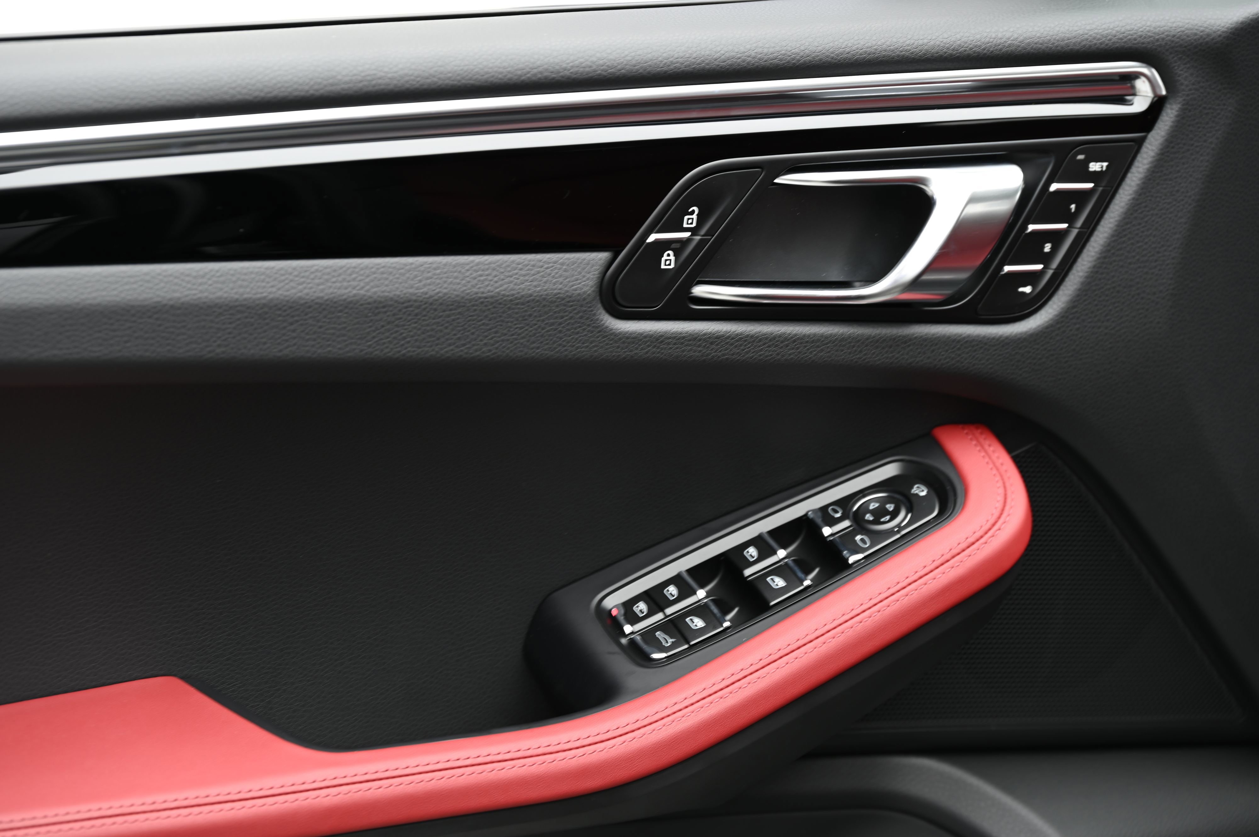 Certified 2025 Porsche Macan image 36