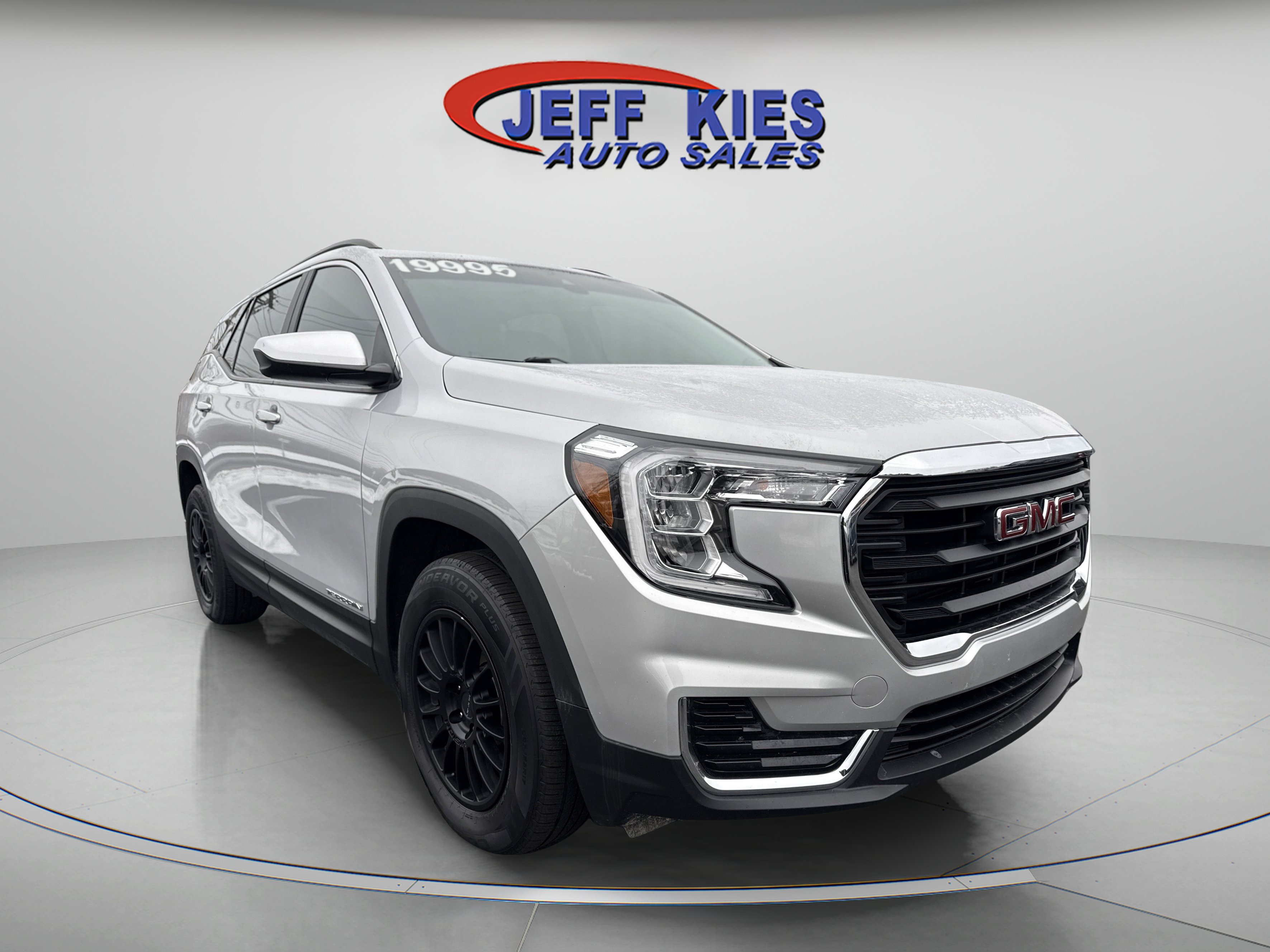 Used 2022 GMC Terrain SLE w/ Driver Convenience Package image 3
