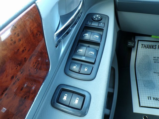 Used 2009 Chrysler Town & Country Touring image 25