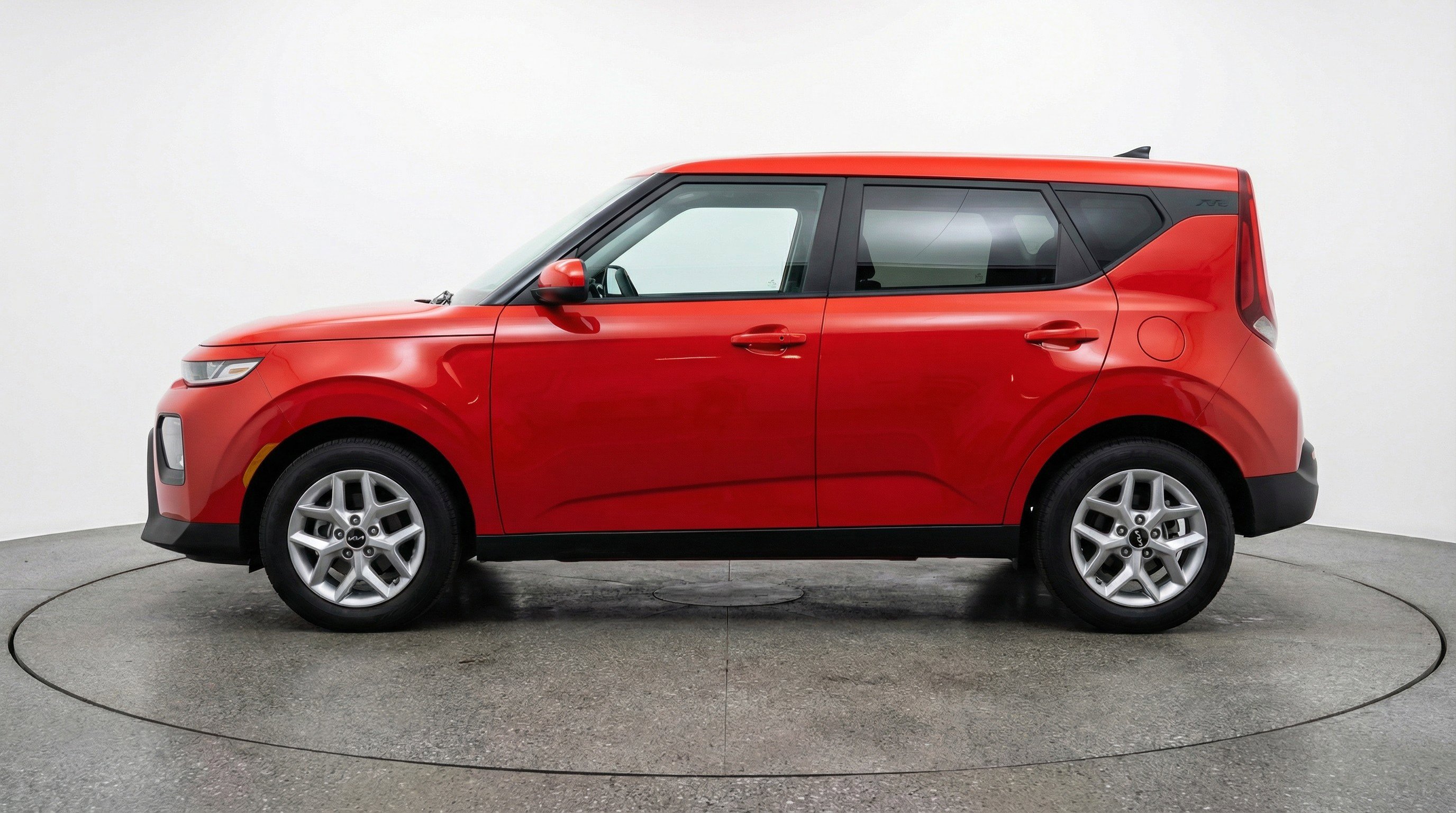 Used 2025 Kia Soul LX w/ LX Technology Package FWD image 5
